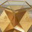 Table de bout pentagonale en fer avec plateau en verre