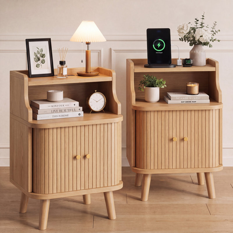 Table de chevet cannelée de style moderne du milieu du siècle avec station de recharge, table de chevet en chêne avec porte coulissante à tambour et étagère ouverte, meuble de rangement de 68,5 cm de haut pour chambre ou salon