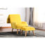 Fauteuil rembourré en tissu jaune confortable