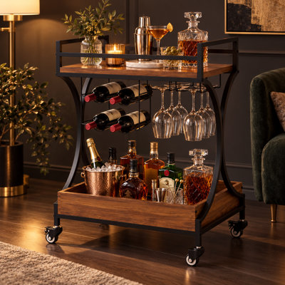 Chariot de bar roulant à 2 niveaux avec porte-bouteilles et porte-verres intégrés, structure métallique incurvée pour la cuisine et les réceptions.