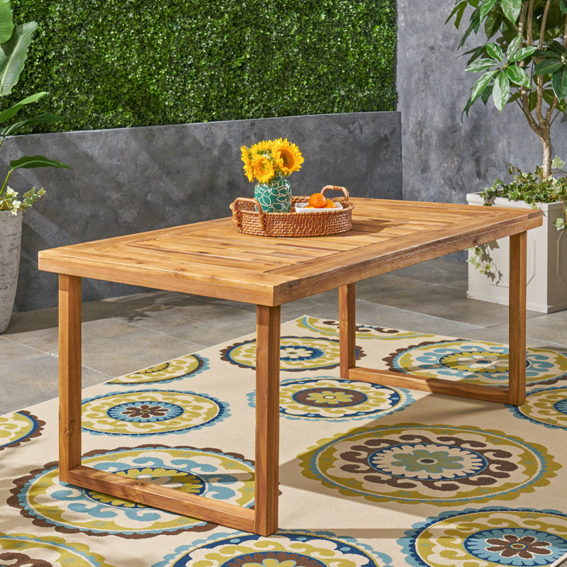 Table d'extérieur en bois de 69 po au fini naturel, ajoutant de l'élégance à votre élégante finition de salle à manger pour des soupers mémorables