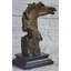 Sculpture en bronze sur fond de marbre