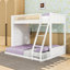 Lit superposé simple au dessus d'un lit double en bois avec bande lumineuse et tablettes de rangement