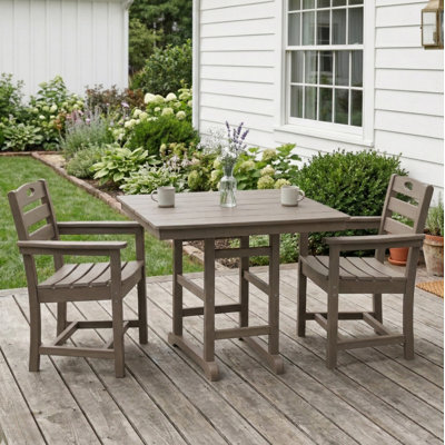 Ensemble de salle à manger d'extérieur 3 pièces en PEHD couleur bois antique avec table carrée et 2 fauteuils