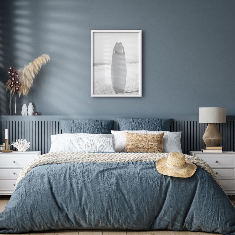 Illustration d'une petite planche de surf nautique noire et blanche sur une plage tropicale, Blanc, H 14 po x l 11 po