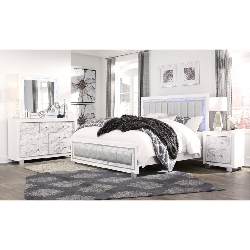Très grand lit en blanc avec tête de lit rembourrée, style panneau, éclairage à DEL et tête de lit à structure en bois d'hévéa