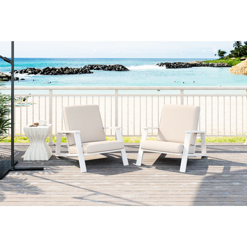 Fauteuil club d'extérieur de 2 avec coussins beiges et structure en bois blanc, confort moderne de style classique, parfait pour la cour ou le patio, tous les espaces 2, coussins, patio à angle traditionnel