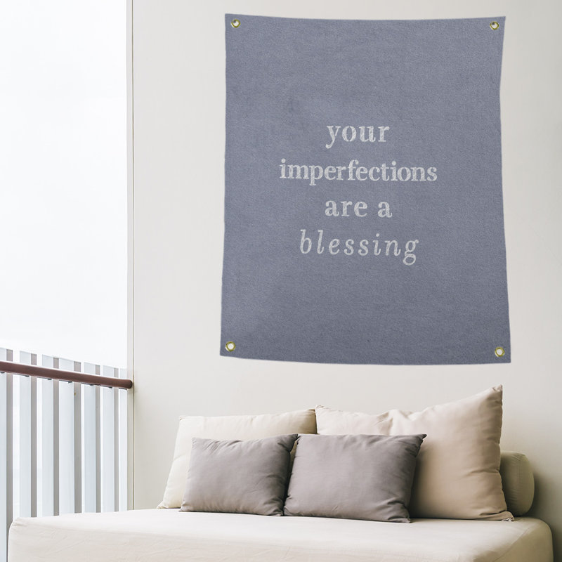 Tapisserie citation d’imperfections écrites en polyester, H 80 po x l 59 po, Bleu / Blanc