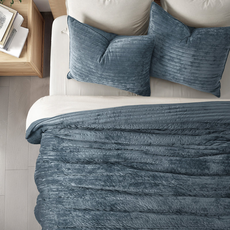 Ensemble de courtepointe Luxe Velvet Channel, Courtepointe très grand + 2 taies décoratives tr, Bleu orageux