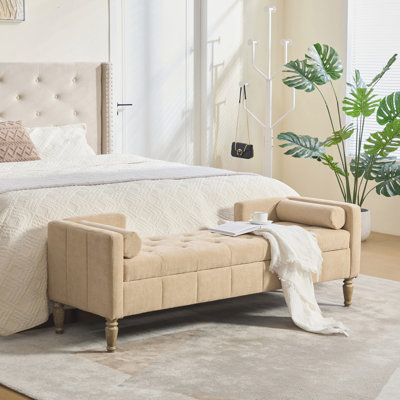Banc de rangement à l'extrémité du lit