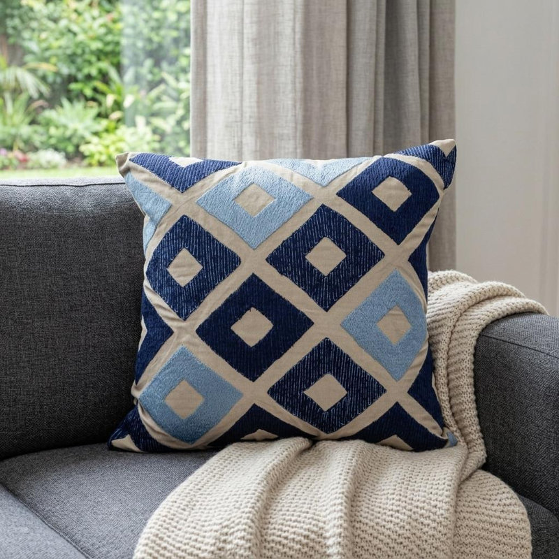 Coussin 18 "en coton beige et bleu diamant avec broderie