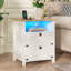 Table de chevet pour chambre à coucher avec station de charge et lumière DEL, table de chevet avec 2 tiroirs et rangement ouvert, blanc rétro rustique
