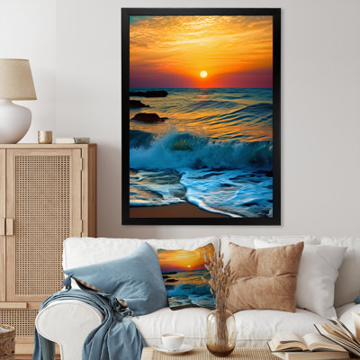 Lumineux coucher de soleil de vagues se brisant sur le rivage I