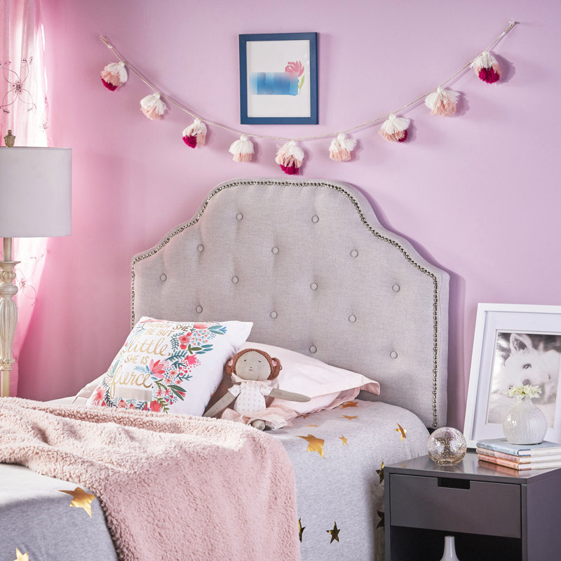 Tête de lit simple grise avec capitonnage élégant et détails cloutés aux accents modernes, Gris clair