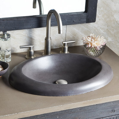 Lavabo de salle de bain ovale encastré à la main en béton Cuyama NativeStone