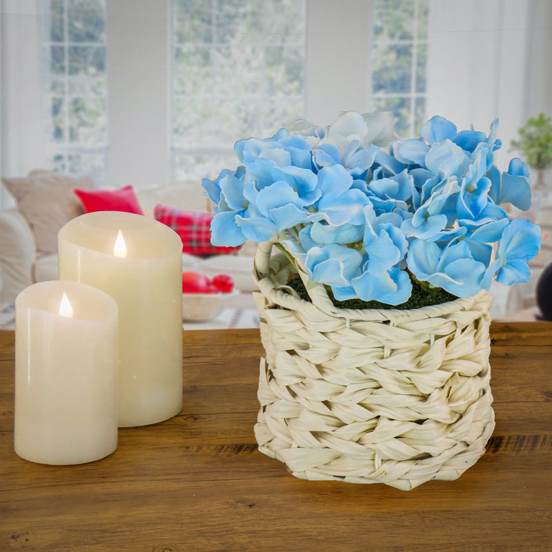Bouquet d'hortensias dans un panier blanc, Bleu