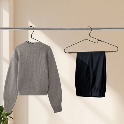  Paquet de 36 cintres en métal en forme de S avec barre à pantalons en bois, cintres en fil de fer renforcé avec barre à pantalons en bois de hêtre pour costumes, chandails, vestes, jeans, t-shirts, robes (noir)