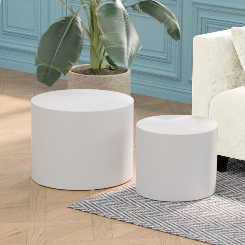 Ensemble de tables d'appoint polyvalentes en placage de fibres à densité moyenne pour plusieurs pièces, offrant style et fonctionnalité.