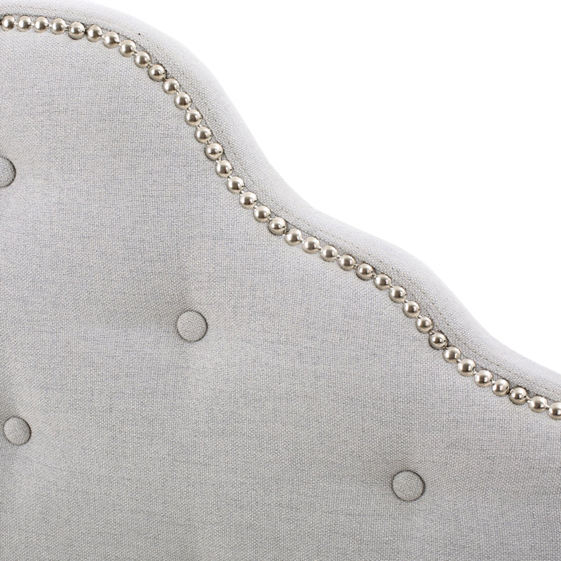 Tête de lit simple grise avec capitonnage élégant et détails cloutés aux accents modernes, Gris clair