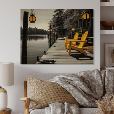 Impression sur bois jaune et grise sur le quai Lakehouse