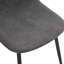 Ensemble de table et de chaises.Une table de salle à manger rectangulaire rétro minimaliste avec un dessus spécialement texturé et des pieds en métal noir. Elle est accompagnée de 4 chaises en tissu de lin gris foncé.-234815435