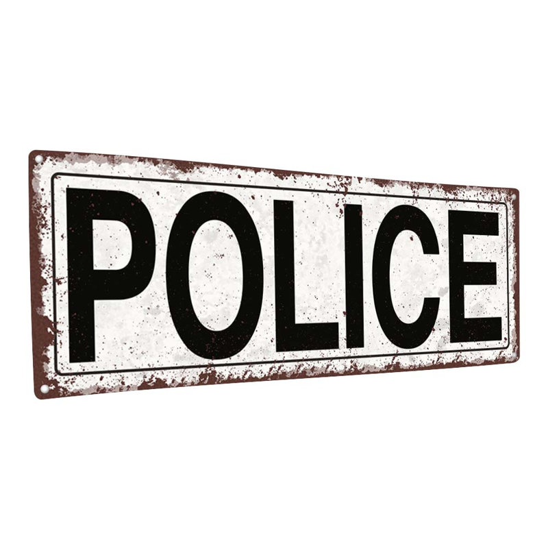 "Enseigne de police en métal patiné", H 5,75 po x l 15,5 po