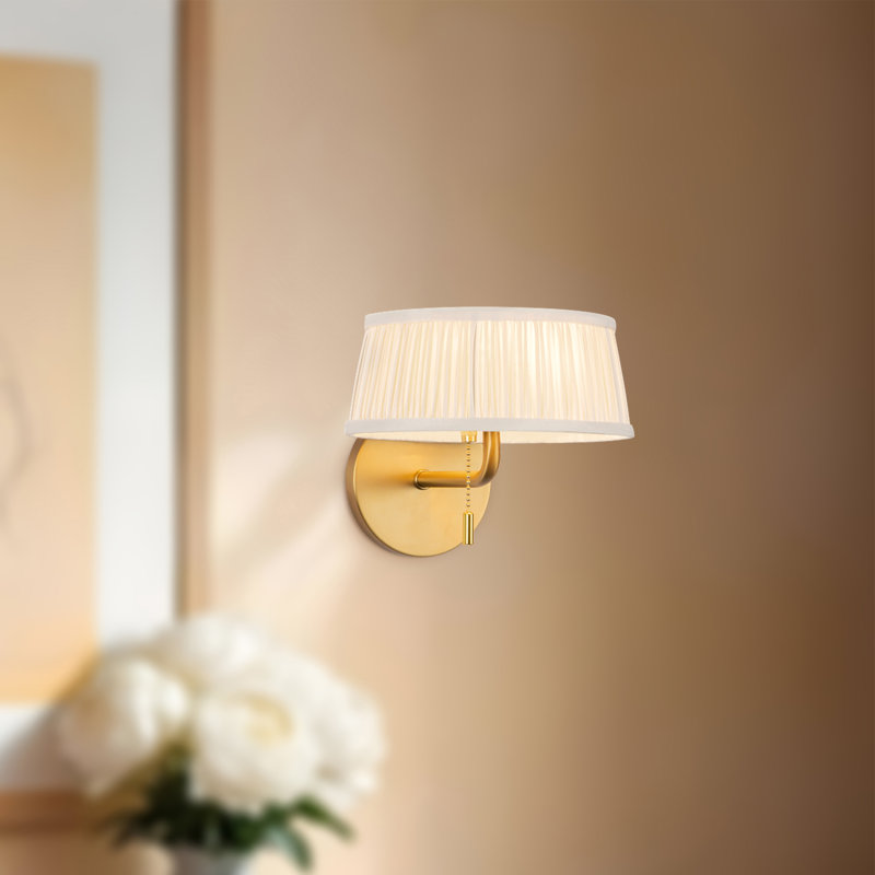Luminaire mural / pour salle de bain Andrewson en or brossé 7 po avec abat-jour en lin blanc plissé Andrewson, Lin blanc