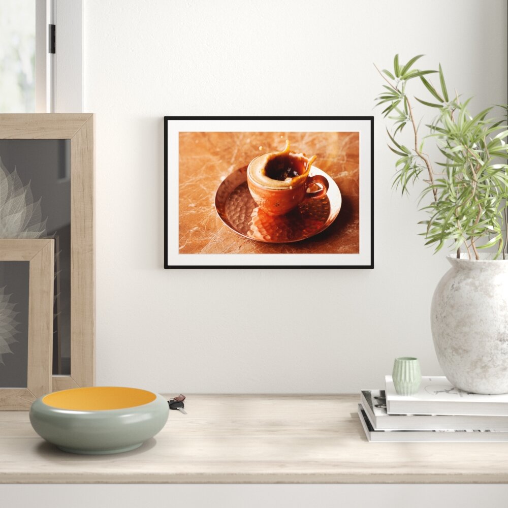 Gerahmtes Poster Kaffee spritzt aus Tasse