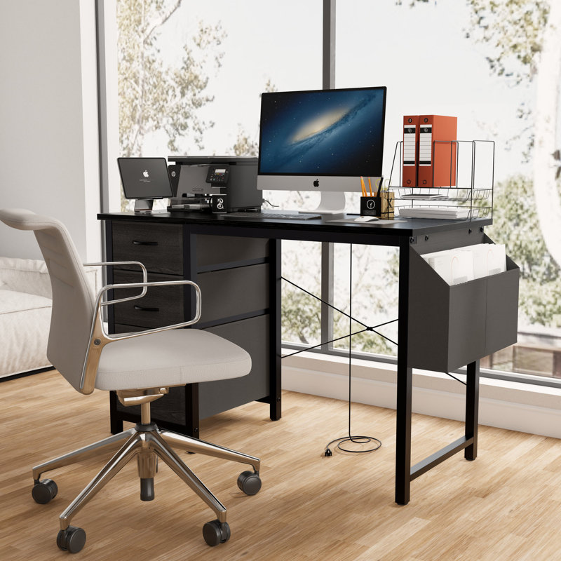 Bureau de 47,3 po avec bloc d'alimentation et 3 tiroirs en tissu. Grande poche latérale. Table d'écriture rectangulaire noire moderne pour le bureau. Structure en métal renforcé, patins réglables. Facile à assembler