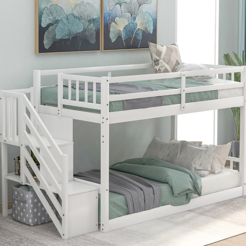 Lit superposé simple au-dessus de rangement blanc - mystérieux et, fabriqué à partir d'un lit de plancher en pin, avec un espace attrayant