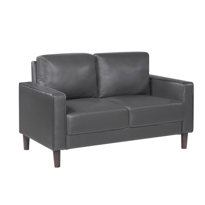 Causeuse rembourrée en similicuir gris foncé avec structure en bois massif et rembourrage en mousse. Lignes épurées, coussins de dossier attachés. Convient aux espaces transitionnels. Dimensions totales: 54 po x 32,5 po, 33,5 po