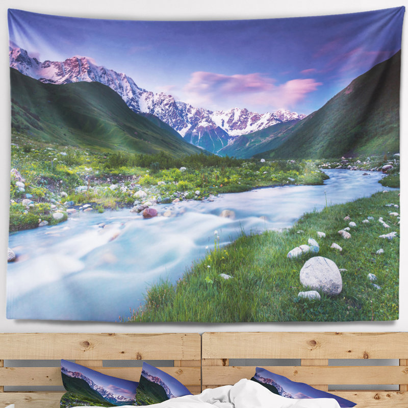 Tapisserie en polyester dans les montagnes de l’caucase avec accessoires suspendus inclus, H 68 po x l 80 po