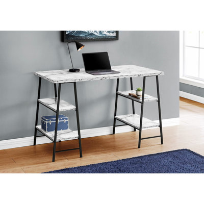 Bureau d'ordinateur avec tablettes ouvertes, bureau à domicile pour bureau personnel