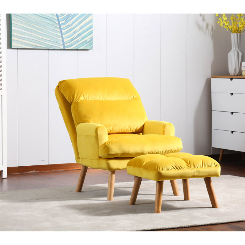 Fauteuil rembourré en tissu jaune confortable
