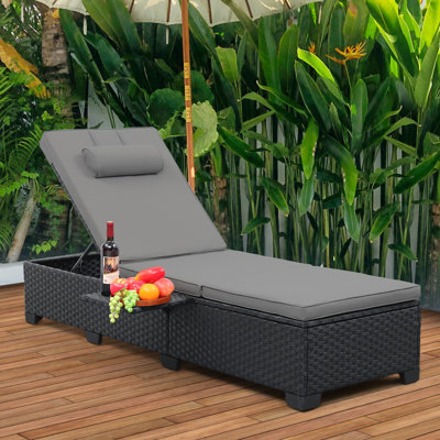Chaise longue d'extérieur en osier avec table d'appoint pliable Persei
