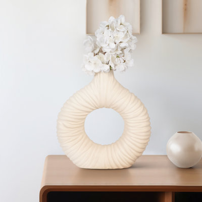Vase moderne en grès sculpté avec texture nervurée et forme circulaire en forme de beignet