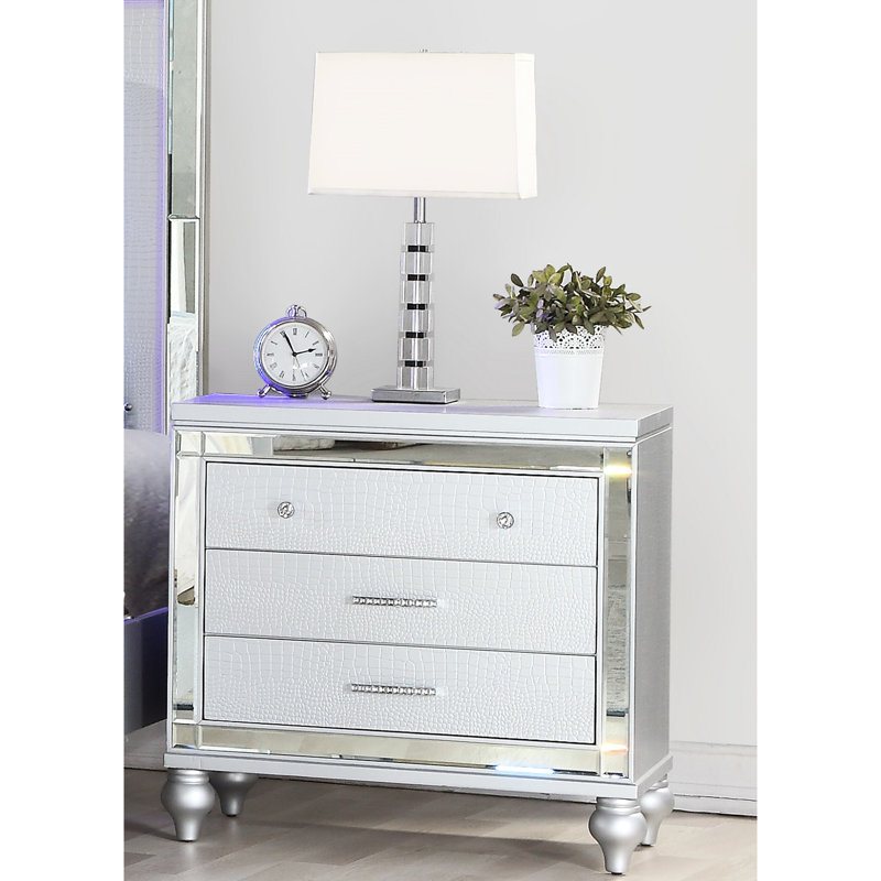 Élégante table de chevet 3 avec détails de miroir - Décoration de chambre à coucher décorative argentée 3 tiroirs chic