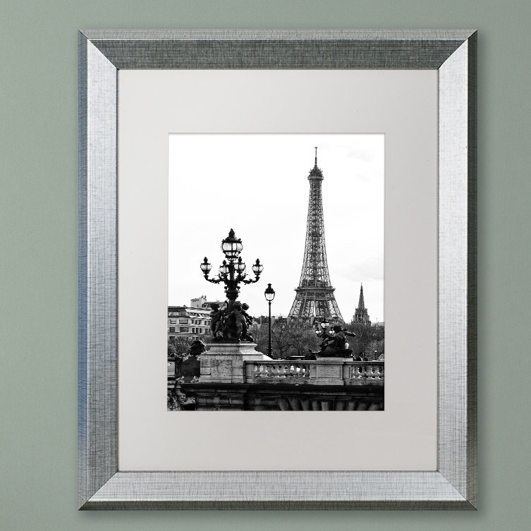 « paris romantique » par philippe hugonnard,, reproduction de photo encadrée, H 20 po x l 16 po x P 0,5 po, Cadre brun, Blanc