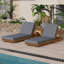 Chaise longue en bois d'acacia massif de L 76,8 po avec dossier réglable à 6 positions, coussin triple pliable gris foncé résistant à l'eau, chaise longue ergonomique pour la cour de la piscine