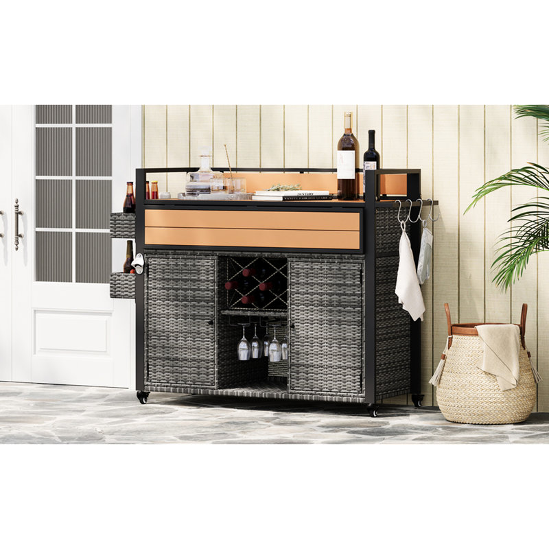 Chariot de gril roulant gris avec cadre en acier, table allongée, conception pliable, tablettes de rangement multiples, accessoires pour le vin à l'extérieur - surface en bois, abattants, porte-bouteilles et verres,