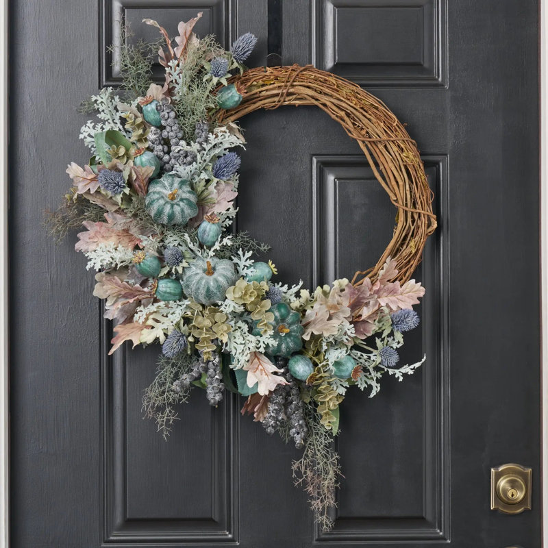 Automne sur la côte - Citrouille bleu sarcelle, feuilles de chêne, gousses de pavot et couronne de porte asymétrique d'automne