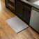 Tapis gris clair lavable à la machine Brenly