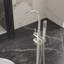 Bec de baignoire au sol avec douchette-93589373
