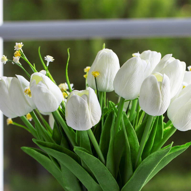 Tulipe artificielle dans un vase