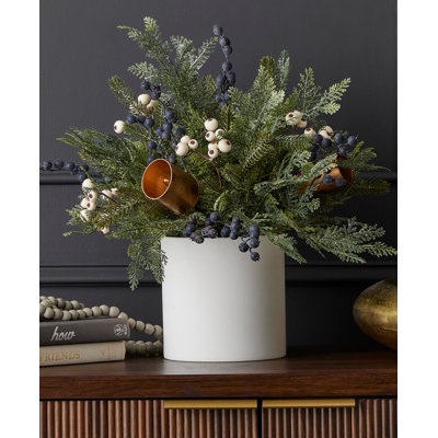 Mélange de feuillage de mica avec bleuets et Harmony Bells, arrangement de 19 po dans un pot en céramique