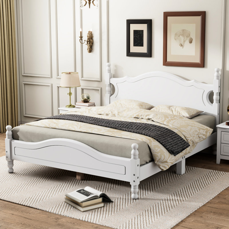 Lit grand relaxant, blanc, avec lattes en bois rétro pour plus de confort, structure solide pour une nuit paisible et confortable