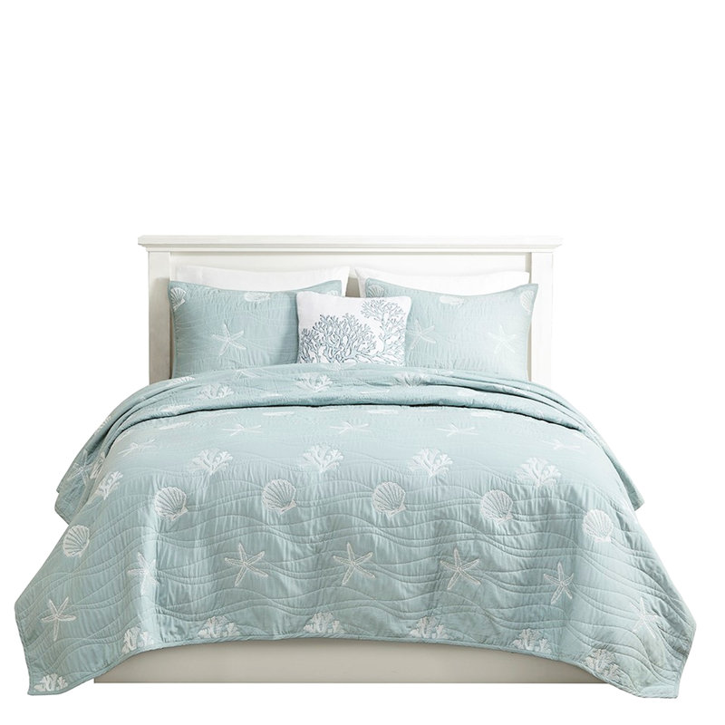 Courtepointe très grand / très grand lit. 4 pièces en coton réversible avec broderie. Remplir. Prélavé. Lavable à la machine. Détente en bord de mer. Étoile de mer et motifs brodés. Rembourrage. Style de plage relaxant.