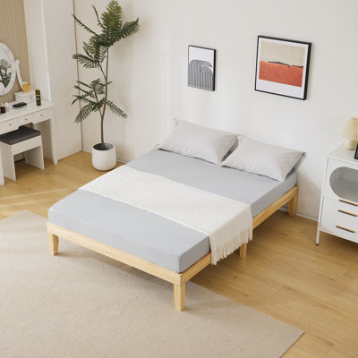 Cadre de lit en bois de pin original - Simple lit plateforme traditionnel pour un décor de chambre confortable