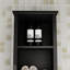 Grande armoire de rangement pour salle de bain avec tablettes ouvertes et panier à linge-1040364748