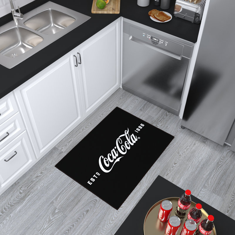 Tapis noir antidérapant avec logo Coca-Cola Coke Cave Kitchen, Rectangle 2 pi 3 po x 3 pi